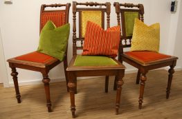 Stühle mit Stoffvariation