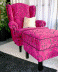 Sessel und Hocker in markanter Farbe
