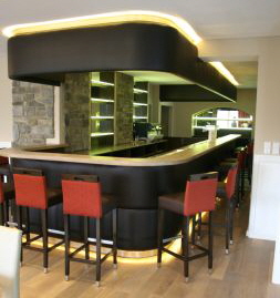 Bar mit bezogenem Tresen