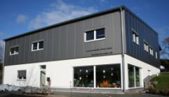 Firmengebäude Polstermöbel Born in der Bahnhofstraße Fränkisch-Crumbach