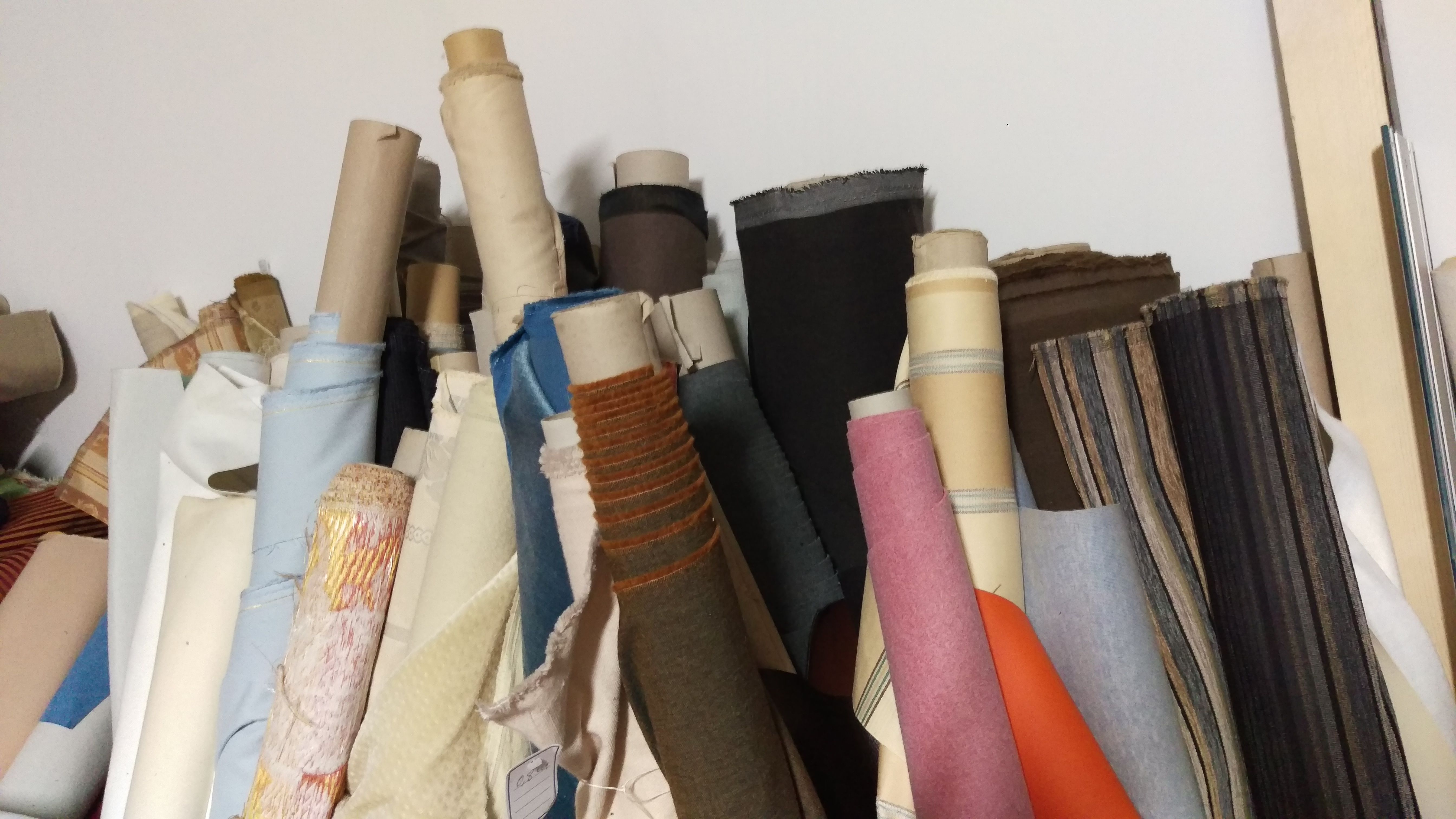 Stoffrollen in der Ausstellung